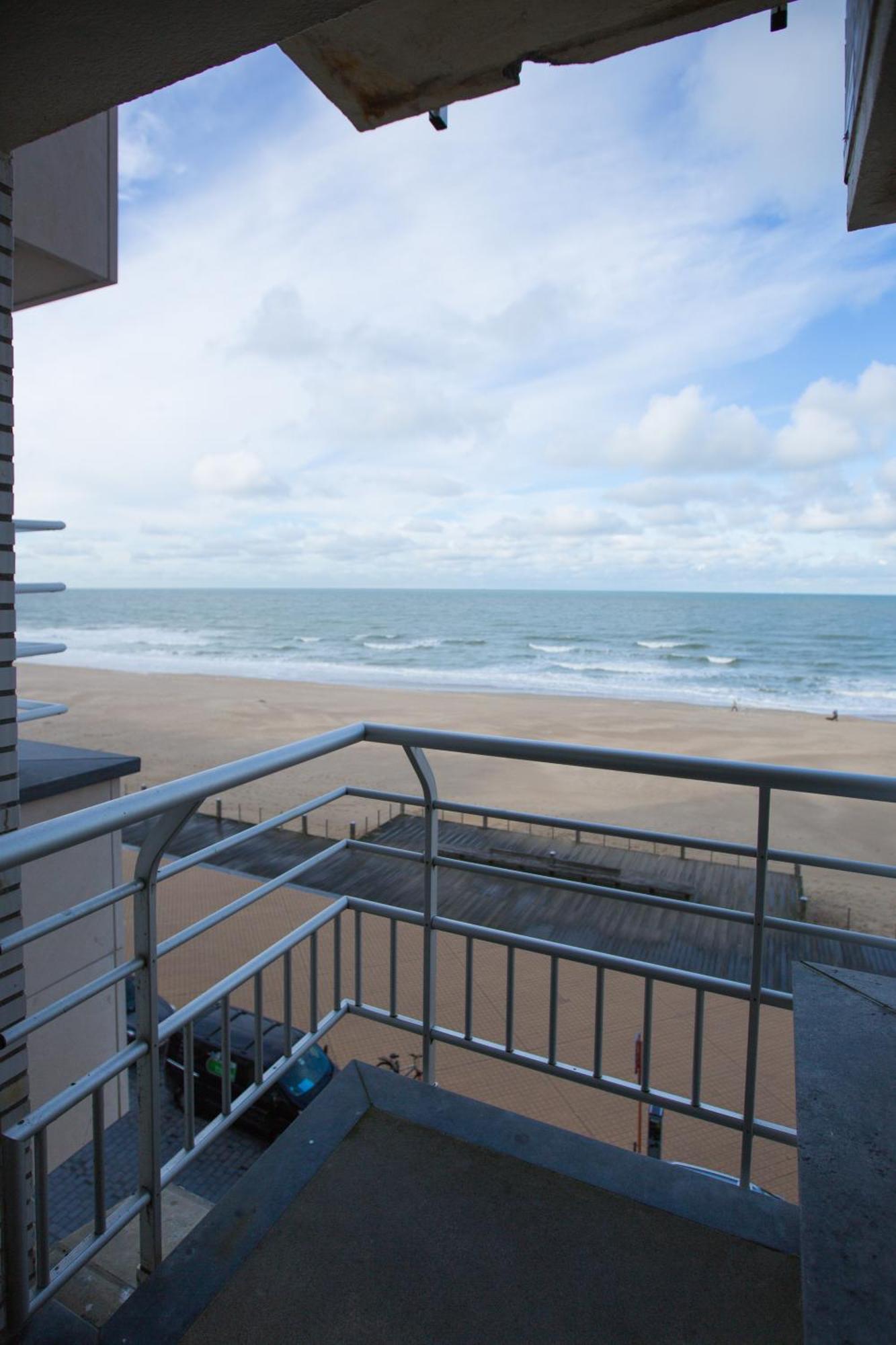 Bright Apartment With Sea View Остенде Экстерьер фото